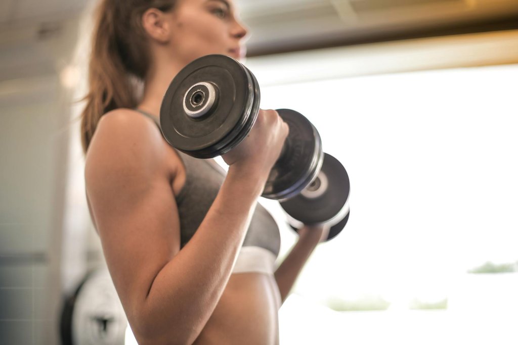15 Best Dumbbell Workouts for Women: Tone & Strengthen Fast