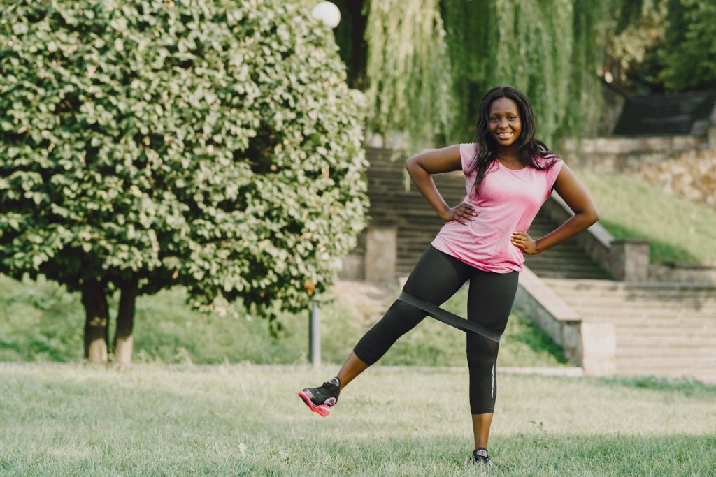 12 Best Hip Dips Exercises to Shape Your Hips Naturally