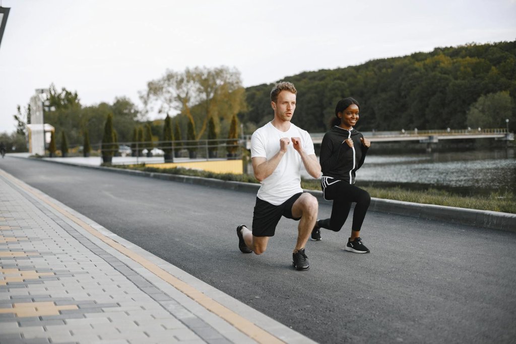 How to Do Walking Lunges With Perfect Form (Plus Variations)