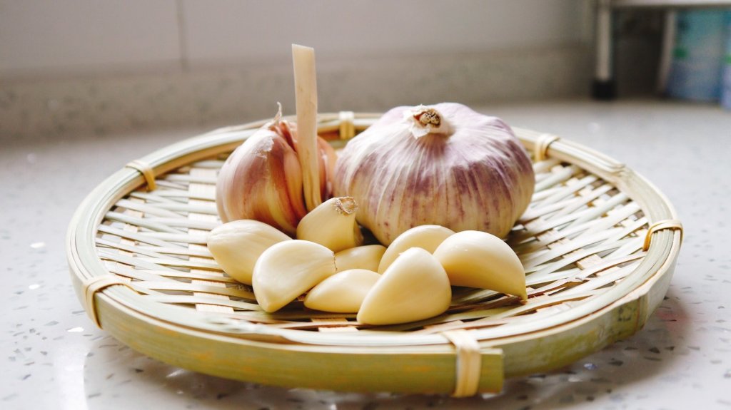Garlic : 21 Best Prebiotic Foods for Better Gut Health and Digestion